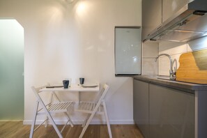 KĂŒhlschrank, Mikrowelle, Herdplatte, Wasserkocher mit Kaffee-/Teezubehör