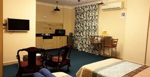 خزنة داخل الغرفة ومكواة/لوح كي وواي فاي مجانًا وملاءات أسرّة