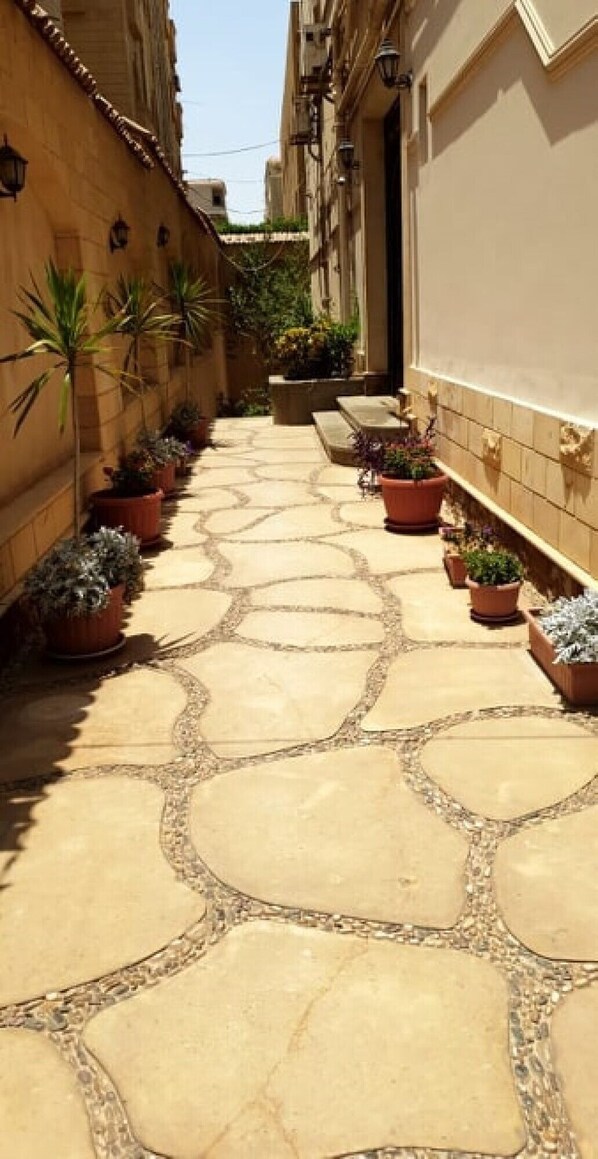 المنطقة المحيطة بالمنشأة