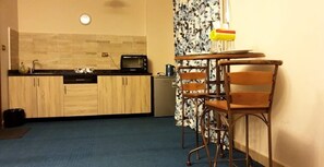 Kühlschrank, Mikrowelle, Herdplatte, Wasserkocher