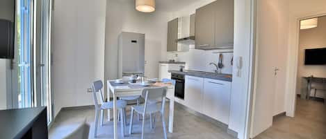 Fridge, oven, stovetop, dishwasher