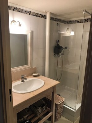 Douche, sèche-cheveux, serviettes fournies