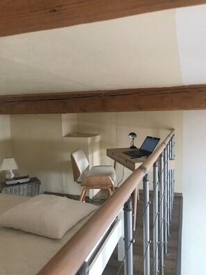 1 bedroom, desk, iron/ironing board, free WiFi - Bel appartement historique au coeur d'Avignon/ beautiful apartment in Avignon (Avignon)