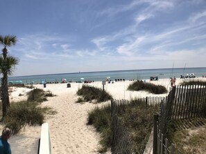 Ubicación cercana a la playa, tumbonas y toallas de playa