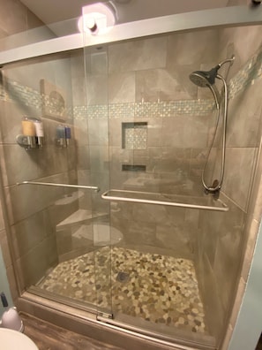 Bañera con ducha, secador de pelo, toallas, jabón