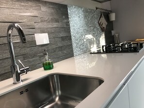 冰箱、微波炉、烤箱、炉灶