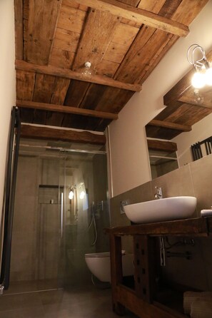 Shower, hair dryer, towels, toilet paper - The Harmony Of Nature (italia)
