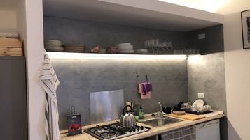 Kühlschrank, Mikrowelle, Herdplatte, Wasserkocher mit Kaffee-/Teezubehör