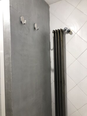 Shower, hair dryer, bidet, towels - Porta Maggio apartment (Terracina)