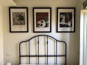 1 dormitorio, tabla de planchar con plancha, wifi y ropa de cama