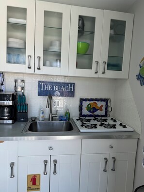 Réfrigérateur, four à micro-ondes, surface de cuisson, cafetière-théière