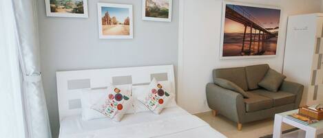 Deluxe Studio Suite | 1 bedroom, free minibar, desk, laptop workspace