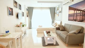 Studio Suite Deluxe | Khu phòng khách | TV màn hình phẳng 42-inch có truyền hình kỹ thuật số, TV LCD