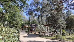 A rustic lodge with a gravel path leading to a wooden structure. - Chalet surrounded by nature 2.5 km from BEDOIN (Bédoin)
