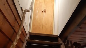 A wooden staircase with a rope handrail leading to a wooden door. - Chalet surrounded by nature 2.5 km from BEDOIN (Bédoin)