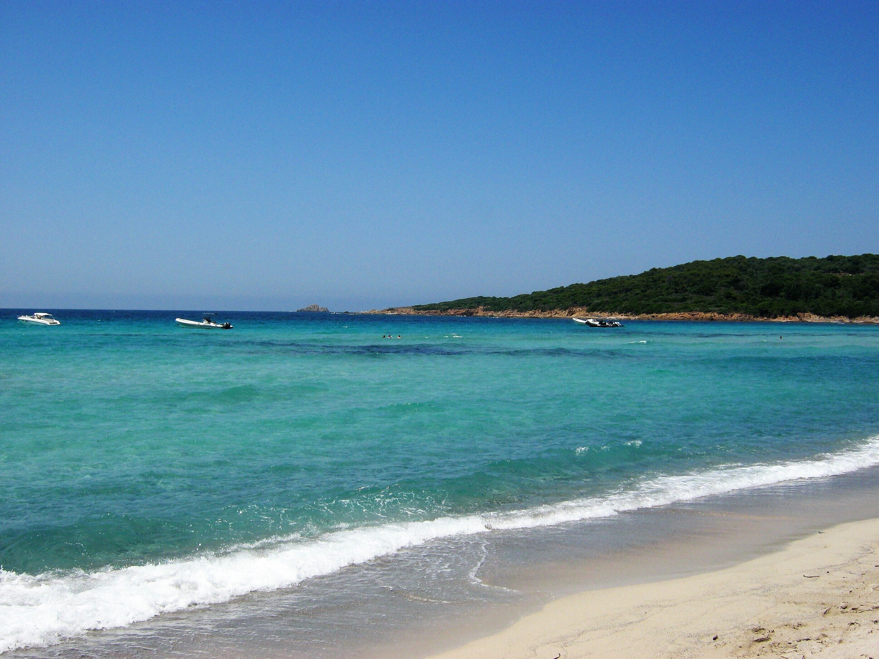 Beach nearby, sun loungers, beach towels