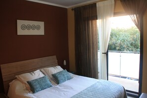 3 makuuhuonetta, silitysrauta/-lauta, vauvan matkasänky, vuodevaatteet