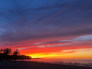 Playa en los alrededores, camastros y toallas de playa