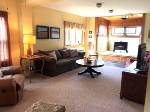 Smart TV, stereo - Lummis St. Bungalow located in the quaint township of Sodus Point NY! (Sodus Point)