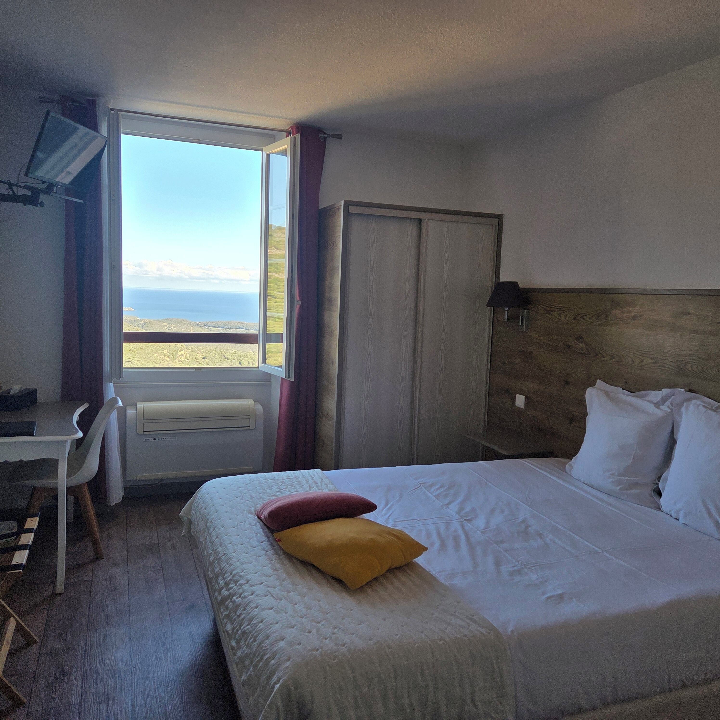 Habitación doble, vista al mar | Caja de seguridad en la habitación y decoración personalizada 