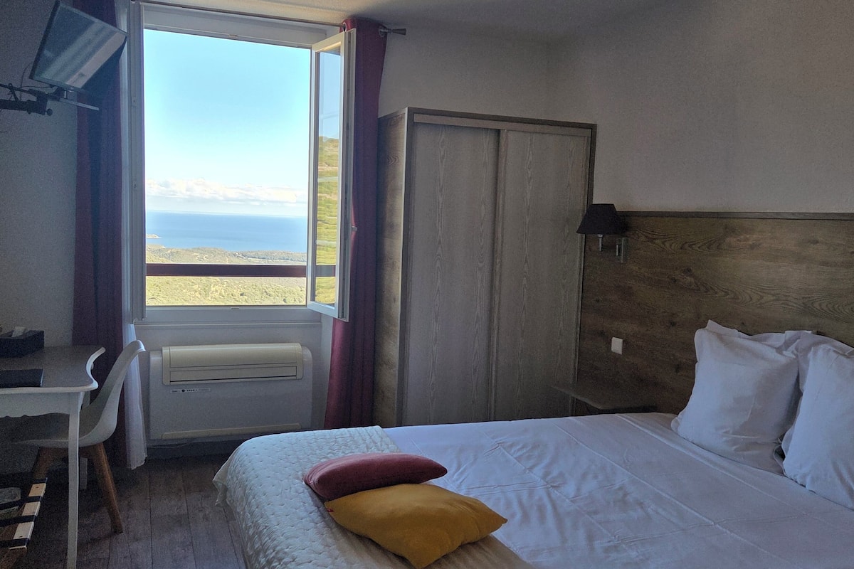 Habitación doble, vista al mar | Caja de seguridad en la habitación, escritorio y cortinas blackout