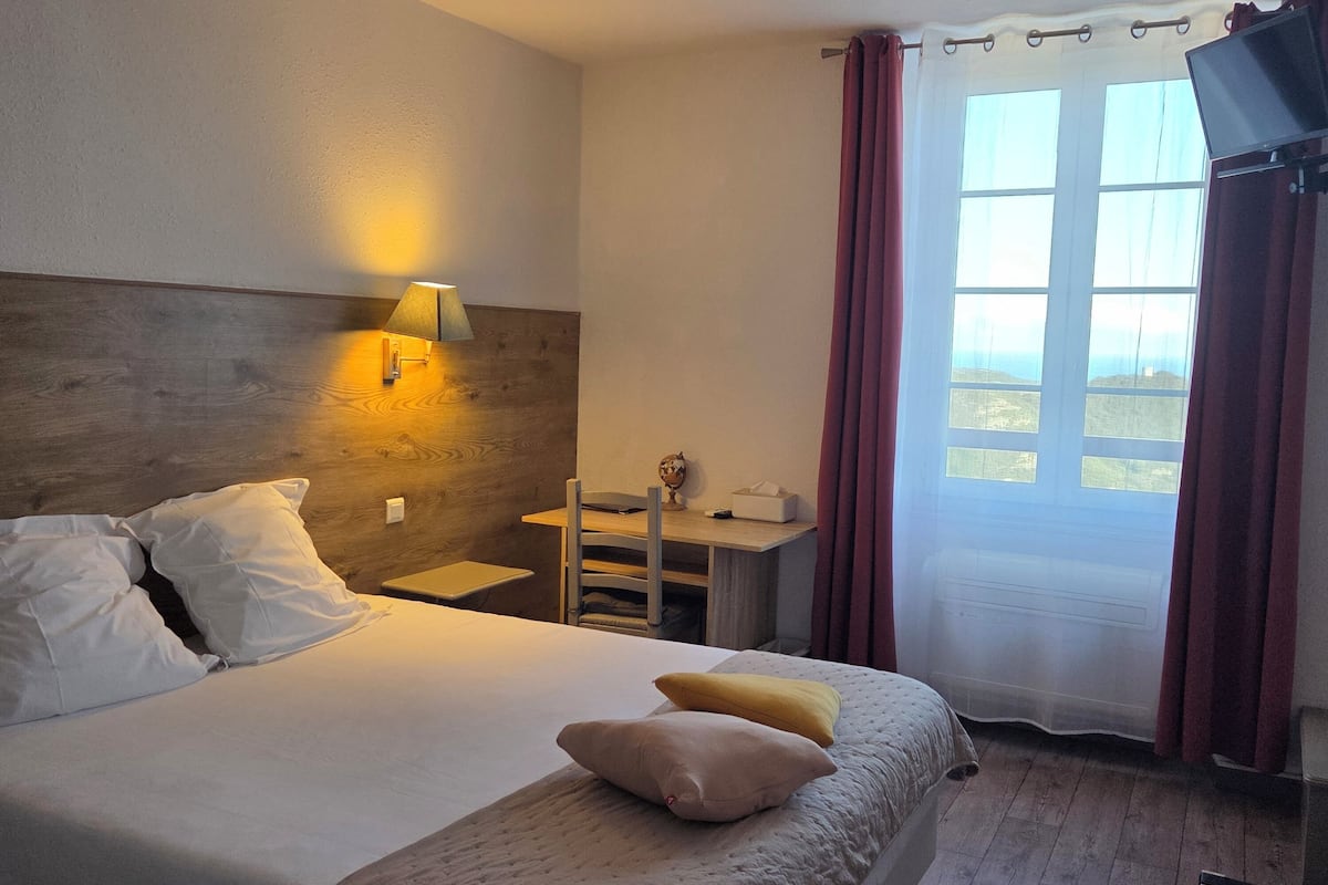 Habitación doble estándar | Caja de seguridad en la habitación y decoración personalizada