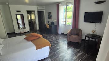 Superior Double Room, Terrace | In-room safe, individually decorated, individually furnished, desk