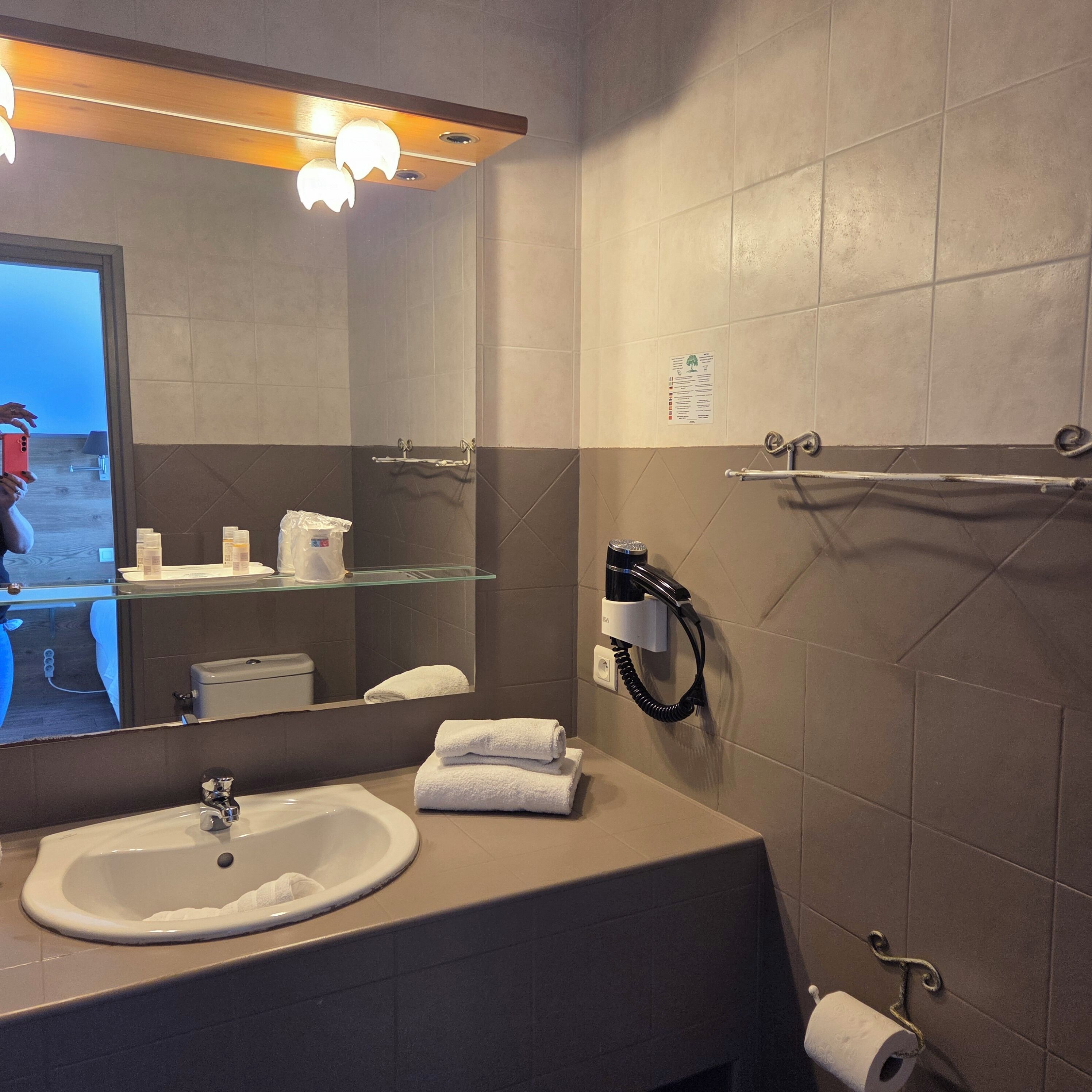 Amenidades de baño gratuitas, secadora de cabello, toallas 