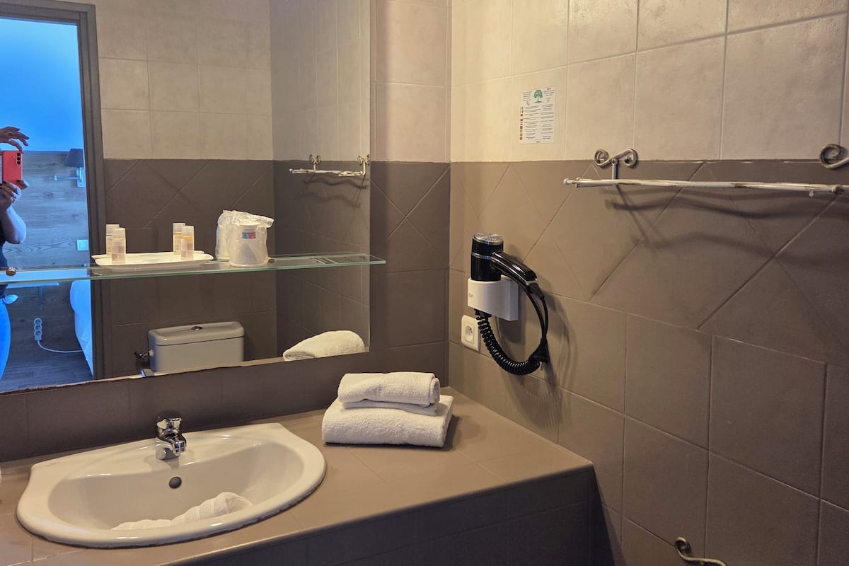 Amenidades de baño gratuitas, secadora de cabello, toallas