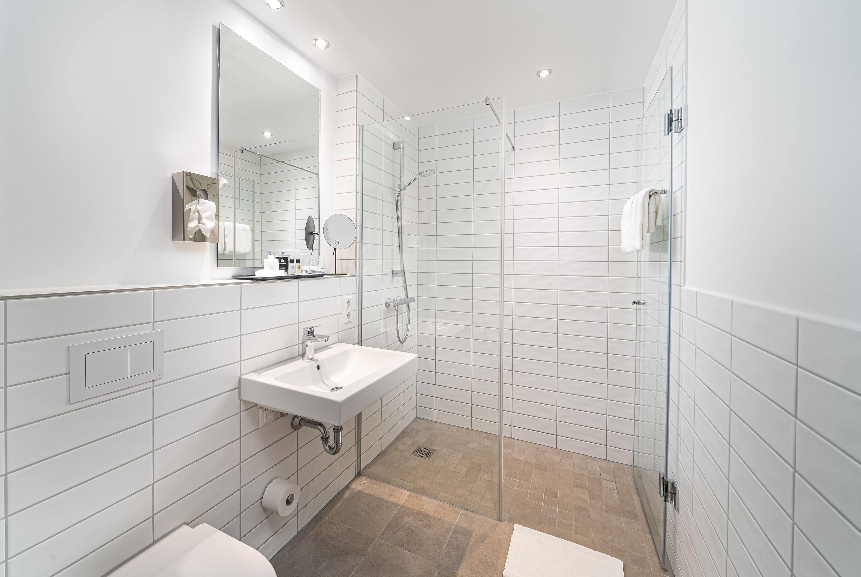 Apartment | Bathroom | Shower, hair dryer, towels, soap