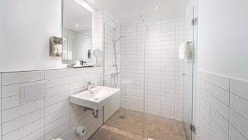 Apartment | Bathroom | Shower, hair dryer, towels, soap