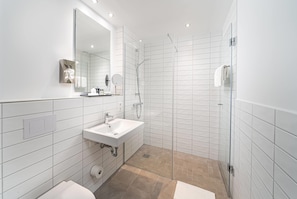 Apartment | Bathroom | Shower, hair dryer, towels, soap - elaya hotel augsburg, Trademark by Wyndham (Augsburg)