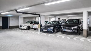 Un parking souterrain à plusieurs niveaux, où plusieurs voitures sont garées.