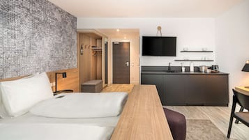 CafetiĂšre/bouilloire, batterie de cuisine, vaisselle et ustensiles