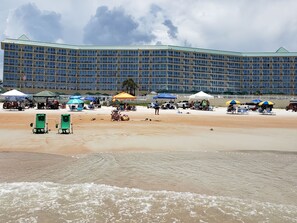 Aan het strand, ligstoelen aan het strand, strandlakens