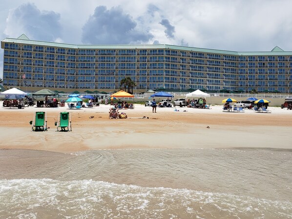 Rannalla, aurinkotuoleja, rantapyyhkeitä