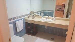 Dusche, Haartrockner, Bidet, Handtücher
