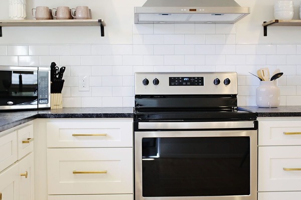 Een koelkast, een magnetron, een oven, een kookplaat