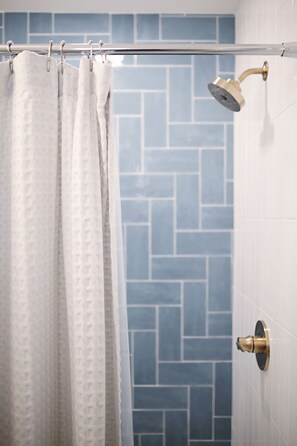 Combined shower/tub, towels, soap, shampoo