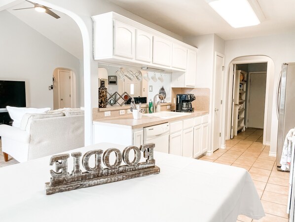 Full-size fridge, microwave, oven, stovetop