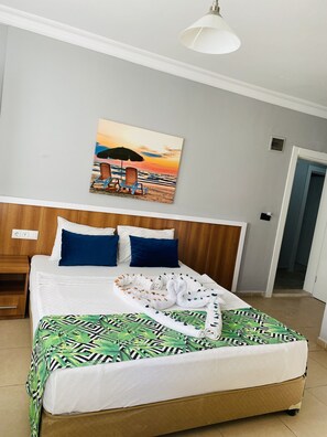 Minibar, bureau, espace de travail pour ordinateur portable