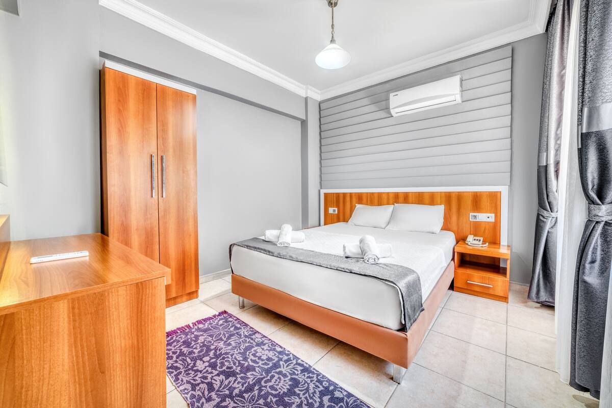 Minibar, escritorio, espacio para trabajar con un portátil
