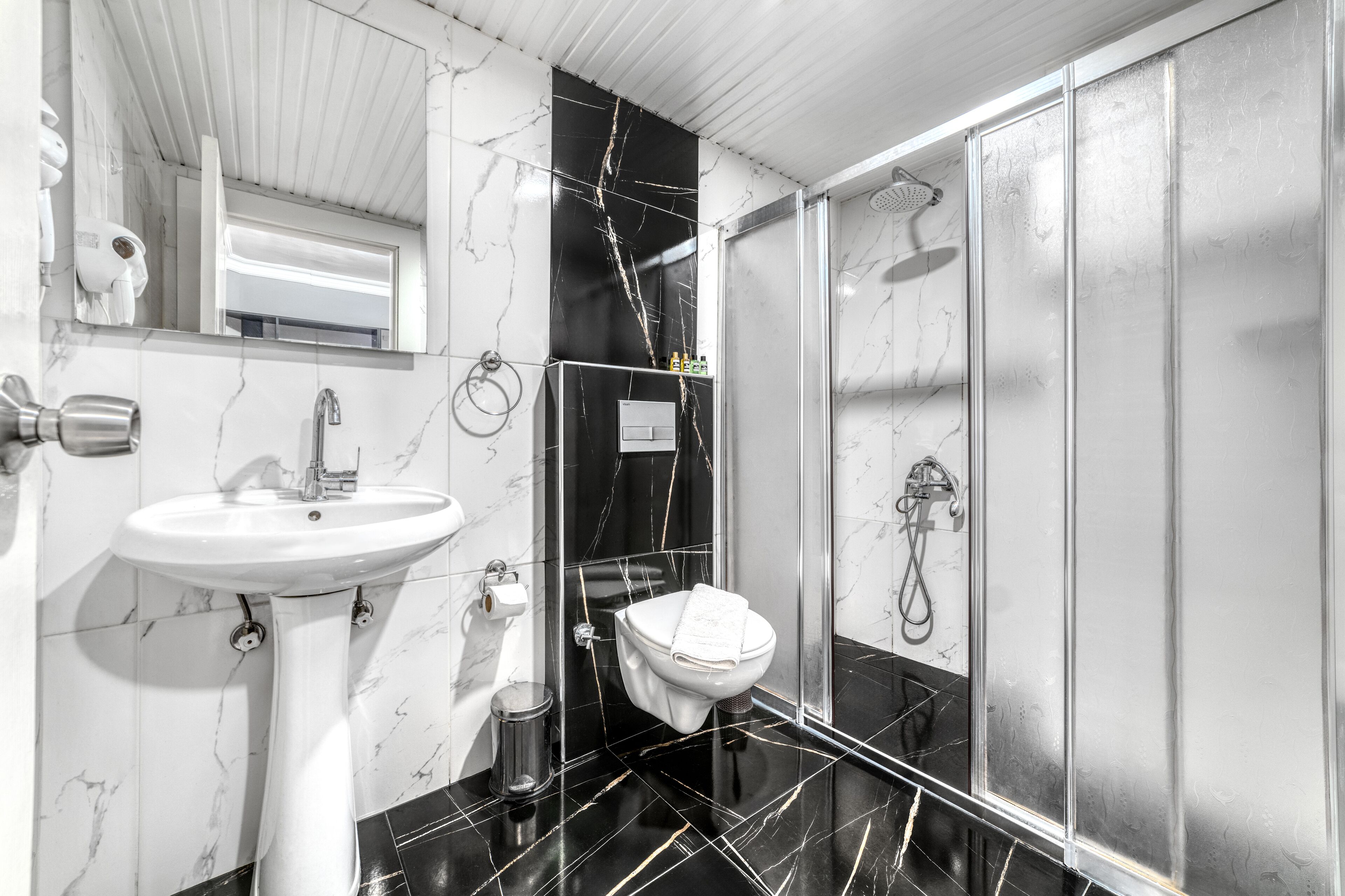 Douche, sèche-cheveux, chaussons, serviettes fournies