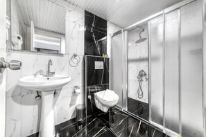 Douche, séchoir à cheveux, pantoufles, serviettes fournies