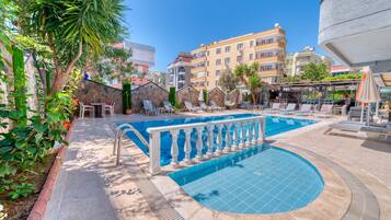 Una piscina al aire libre de temporada