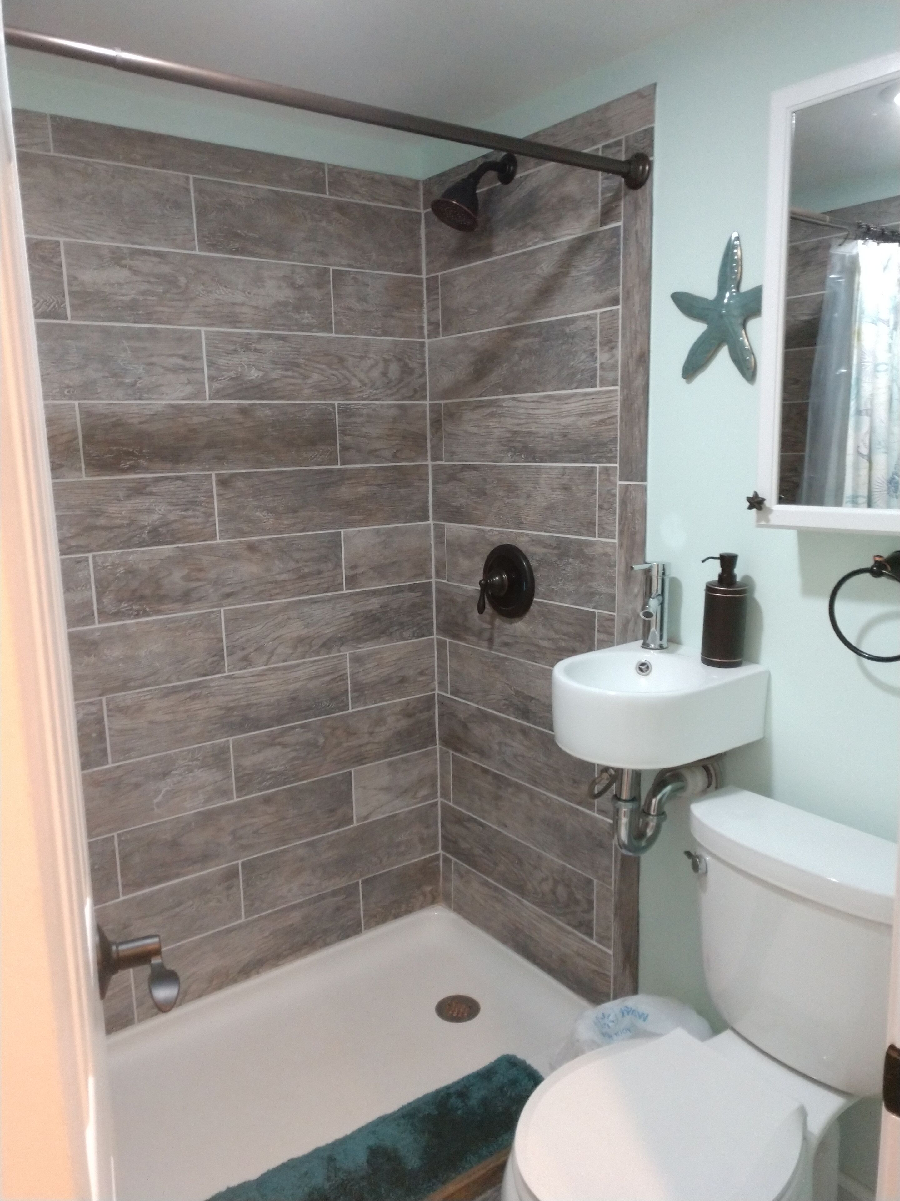 Douche, sèche-cheveux, serviettes fournies, shampoing