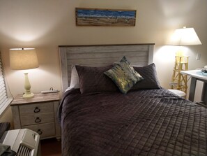 Iron/ironing board, free WiFi, bed sheets - 3 Minute walk to the Ocean! (Atlantic Beach)