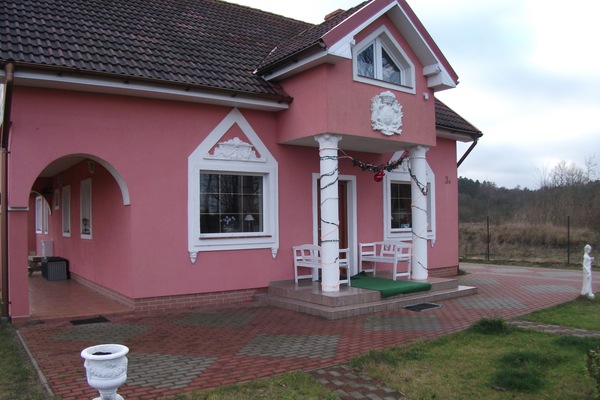 Frontseite Rosarotes Ferienhaus.