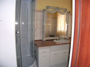 Bathtub, hair dryer, soap, shampoo - Pink holiday house 10 pers. between lagoon and heather in the bird sanctuary (Nowe Warpno)