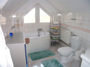Badewanne, Haartrockner, Seife, Shampoo